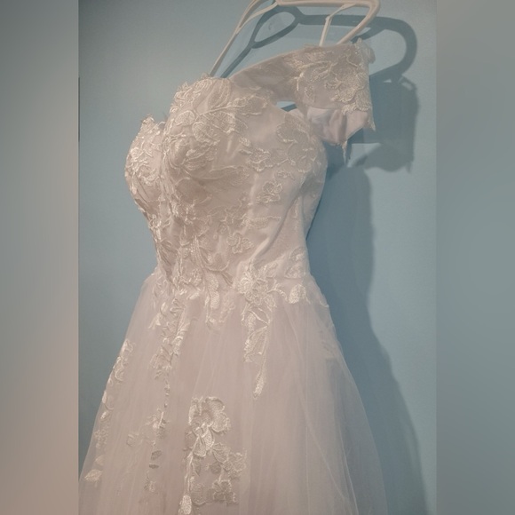 Arya Couture Wedding Dress. Never worn. - Picture 11 of 12